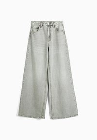 Jean en denim gris clair à jambes larges avec poches avant, passants de ceinture et fermeture par bouton, posé à plat sur un fond blanc.