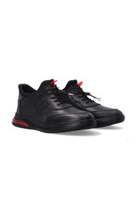 Schwarze Lederschuhe mit Mesh-Akzenten, strukturierten Schnürsenkeln, roten Highlights und gepolsterten Sohlen. Entworfen für Komfort und Vielseitigkeit.