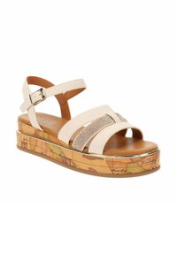 Sandali platform beige con tre ampie cinghie, un'accentuazione in oro testurizzato e una stampa di una mappa sul fondo. Cinghietta alla caviglia regolabile inclusa.