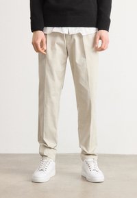 Calvin Klein - TAPERED PLEAT - Trousers - silver lining Thumbnail Image 1