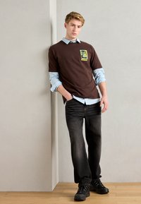 Scotch & Soda RELAXED brązowy