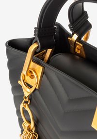 Borsa a tracolla nera trapuntata con una forma strutturata. Gli accessori in oro includono clip e una catena. La finitura testurizzata aggiunge profondità al design.