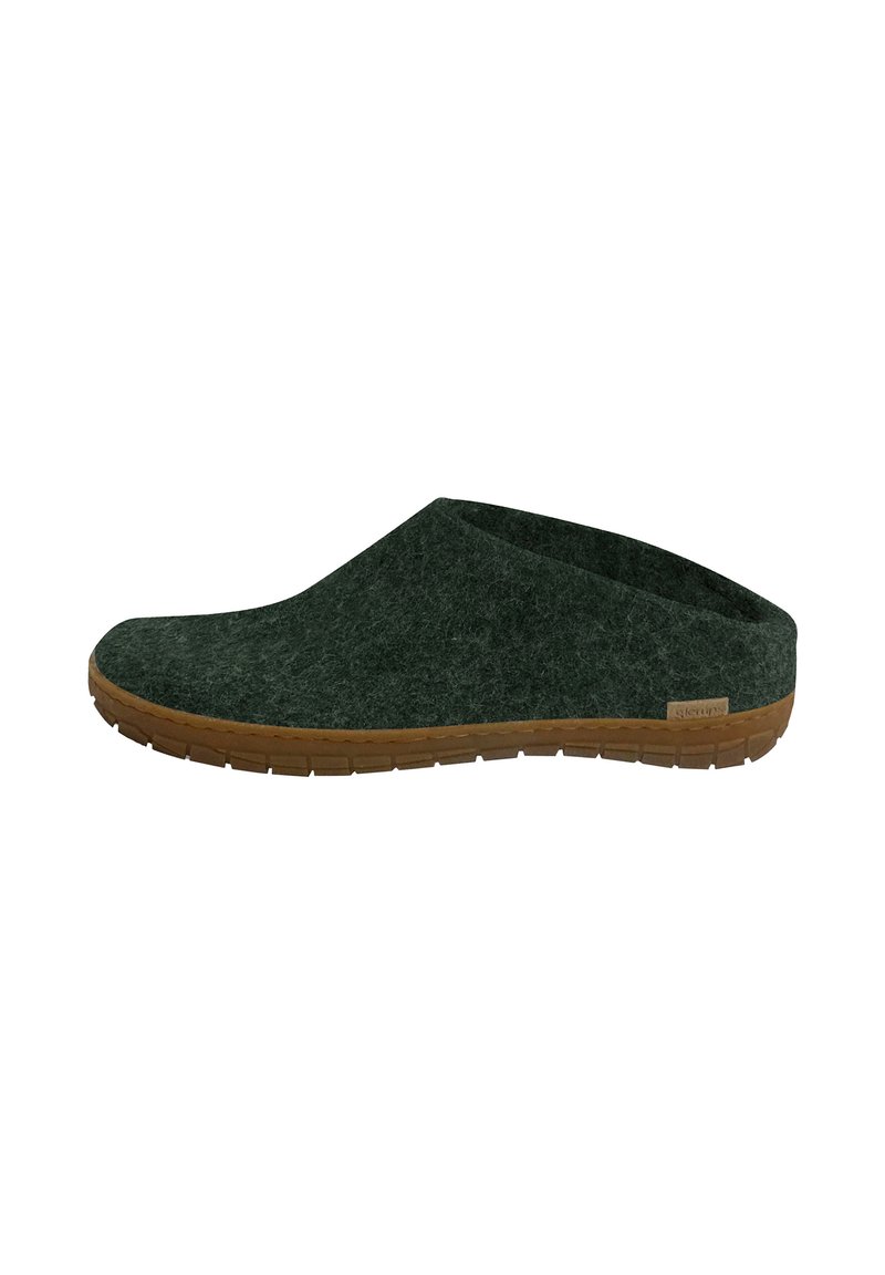 Chaussure en feutre vert foncé à enfiler avec un bout arrondi, semelle en caoutchouc et un dos bas. Présente un matériau texturé et un branding subtil sur le côté.