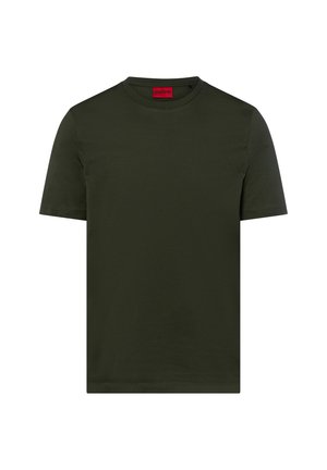 Dunkelgrünes Baumwoll-T-Shirt mit kurzen Ärmeln und rundem Halsausschnitt. Verfügt über ein rotes Logo-Tag am hinteren Halsausschnitt. Glatte Textur, einfaches Design.
