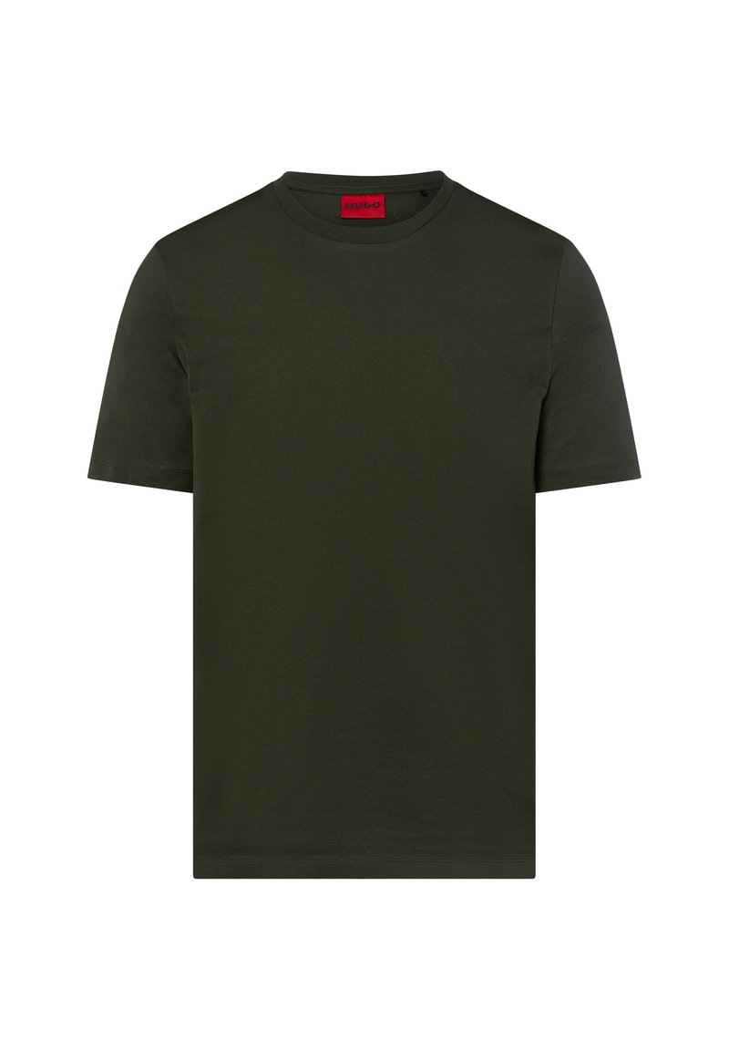 Dunkelgrünes Baumwoll-T-Shirt mit kurzen Ärmeln und rundem Halsausschnitt. Verfügt über ein rotes Logo-Tag am hinteren Halsausschnitt. Glatte Textur, einfaches Design.