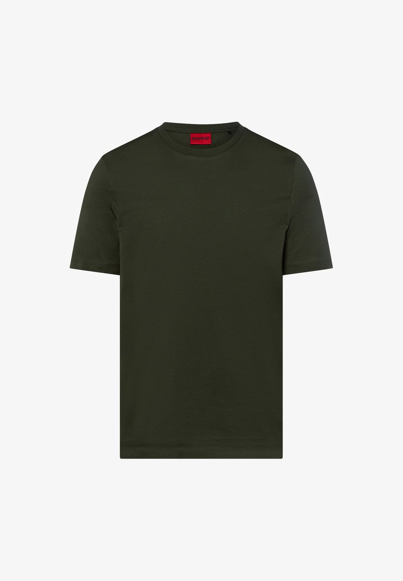 Dunkelgrünes Baumwoll-T-Shirt mit kurzen Ärmeln und rundem Halsausschnitt. Verfügt über ein rotes Logo-Tag am hinteren Halsausschnitt. Glatte Textur, einfaches Design.