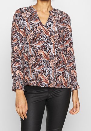 Langærmet bluse i paisley mønster med nuancer af brun, blå og orange. V-hals og let pufærmer tilføjer detalje.