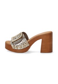 Bruin houten platform sandaal met hakken, voorzien van metallic gaas en een decoratieve zilveren gesp, met cirkelvormige accenten langs de band.