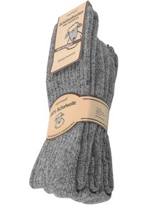 Graue Wollsocken, zusammengefaltet, mit einer natürlichen Textur. Mit Markenbezeichnung, Materialinformationen und einem Schaf-Graphik versehen. 100% Wolle.