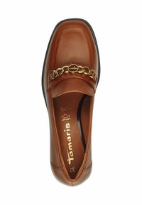 Mocassins en cuir brun à bout carré, ornés d'une chaîne dorée sur le dessus et du logo de la marque en relief à l'intérieur.
