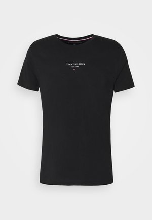Schwarzes Kurzarmshirt mit rundem Ausschnitt, kleinem Schriftzug „Tommy Hilfiger EST. 1985“ und Logo in der Mitte auf der Brust.