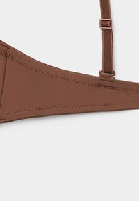 Brauner Stoff-Bikini-Oberteil mit glatter Textur, dreieckigen Cups, verstellbaren Trägern und verstärkten Nähten für Langlebigkeit.