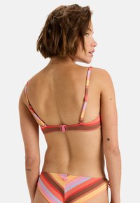 Multifarvet bikini-top med justerbare stropper, der har vandrette striber i rød, brun, orange, pink og blå; spænde lukning bagpå.