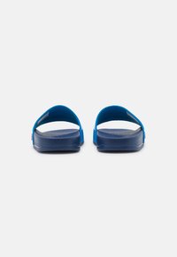 adidas Performance ADILETTE SHOWER UNISEX - Chinelos de piscina - dark blue/footwear white/blue rush