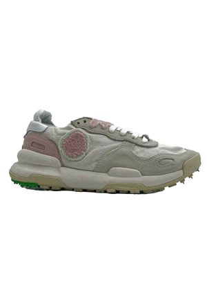 Sneaker grigio con tomaia in tessuti misti, dettagli rosa e verde, inserto testurizzato sul lato, lacci bianchi e suola spessa e ammortizzata.