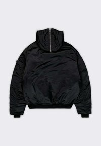 Giacca bomber nera con cappuccio, finitura lucida, orlo e polsini a costine, e chiusura centrale con zip. Presenta una silhouette corta.