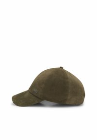 Gorra de béisbol de ante verde oliva con visera curva, con un logo "BOSS" cosido en el lateral. Textura suave, diseño estructurado.