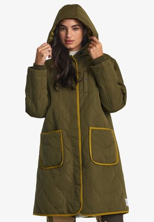Manteau matelassé vert olive avec capuche, passepoil jaune et deux poches avant. Présente une fermeture à boutons et des poignets côtelés.