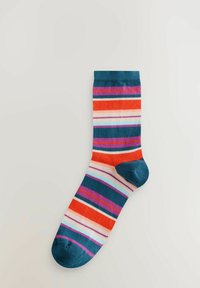 Randiga strumpor med livfulla färger: teal, orange, rosa och lila. Slät textur med ribbad resår och förstärkta tån och hälen.