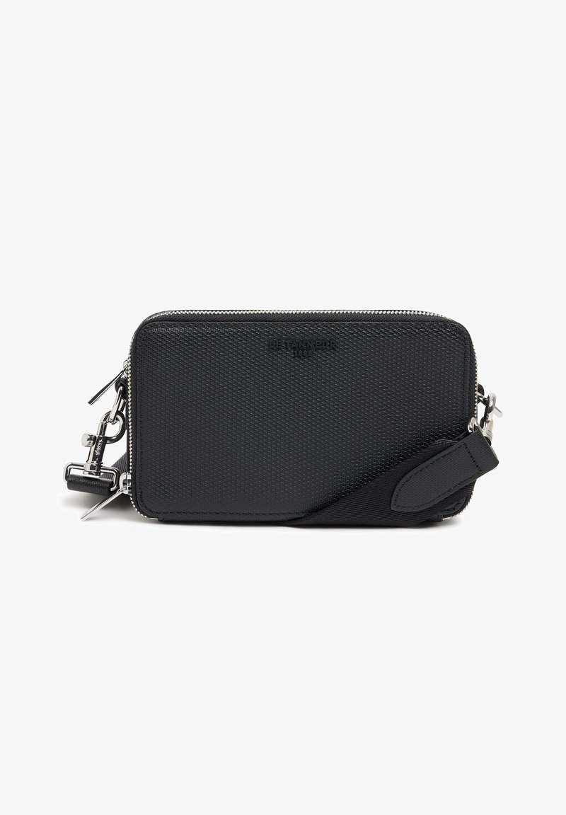 Schwarzes Reißverschluss-Portmonee aus strukturiertem Material mit silberfarbener Hardware, einem Handgelenkband und einem auf der Vorderseite geprägtem Logo. Rechteckige Form.