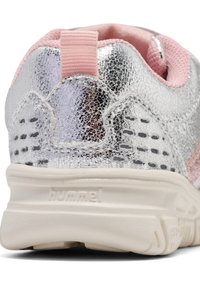 Silver sneaker med metallisk finish, rosa accenter, övre del i mesh, texturerad häl och vit gummisula med upphöjd logodetalj.
