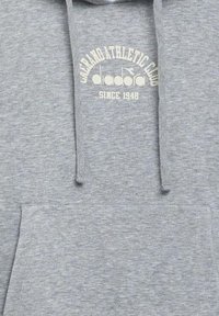 Felpa grigia realizzata in tessuto morbido, con una tasca frontale. Presenta un logo con la scritta "Garnathletic Club" in crema sopra a "diadora since 1948."