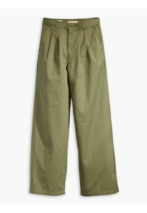 Pantaloni di cotone verde oliva con vita alta, parte anteriore plissettata e taglio ampio. Presentano una chiusura con bottone e tasche laterali.