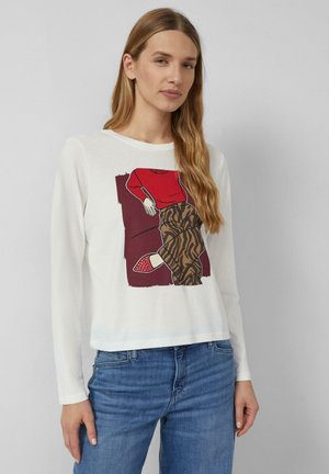 Weißes Langarmhemd mit einer bunten grafischen Illustration einer Person in einem roten Oberteil und braunen gemusterten Hosen.