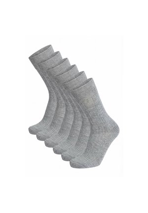 Sei paia di calzini semplici grigio chiaro a coste, a metà polpaccio, disposti uno accanto all'altro su uno sfondo bianco.