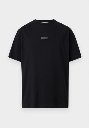 Sort T-shirt med korte ærmer og rund hals, med lille hvid "ICEBERG"-logo centreret på brystet.