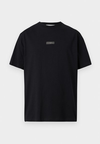T-shirt noir à manches courtes avec col rond, portant un petit logo blanc "ICEBERG" centré sur la poitrine.