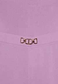 Abito a maglia viola con una texture morbida. Presenta un'accento in metallo alla vita, che aggiunge un dettaglio distintivo al design.