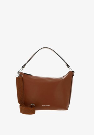 Braune Ledertasche mit glatter Textur, kurvenförmiger Form und abnehmbarem gemustertem Tragegurt. Verfügt über einen Reißverschluss und silberfarbenes Beschläge.