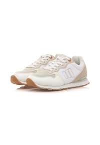 Zapatillas deportivas blancas con parte superior de malla y sintético, detalles en beige, cordones redondos y suela de goma texturizada para mayor agarre.