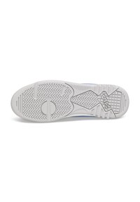 Semelle de chaussure de sport blanche avec une surface texturée, arborant un motif en zigzag et un détail de marque. Construction en caoutchouc durable pour une meilleure traction.