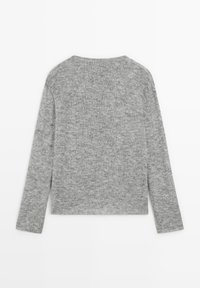 Lichtgrijze, lange mouwen gebreide trui plat gelegd met de achterkant zichtbaar, met een eenvoudige ronde halslijn en zonder zichtbare patronen of versieringen.