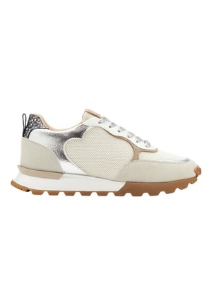 Baskets de sport blanches avec des accents argentés, motif en forme de cœur, tige en maille, superpositions en suède beige et semelle extérieure en caoutchouc marron.