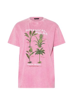 T-shirt rose à manches courtes avec des illustrations botaniques de banane, d'ananas, de gingembre torche et de palmier, étiqueté "Botanical Palms Bahia, Brésil."