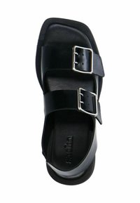 Zwarte volwassen sandaal met twee brede banden met zilveren gespen, een platte zool en een gladde leren afwerking.