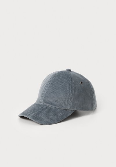 Casquette de baseball en velours côtelé gris avec une visière incurvée, une surface texturée, cinq panneaux et un petit trou de ventilation sur le côté.