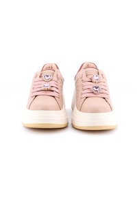 Sneakers in pelle rosa con gemme decorative sui lacci, suola intermedia bianca e suola esterna in gomma texturizzata color gomma. Design a punta rotonda.