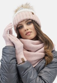 Unselected, light pink