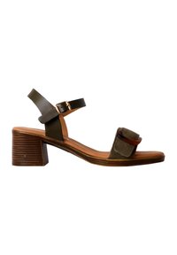 Bruine hak sandaal met een suede band en leren enkelband, voorzien van een kleine metalen gesp en een textuurt houten hak.