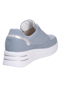 Baskets bleu clair avec un dessus texturé, semelle blanche et accents argentés sur le talon. Design profil bas avec une forme arrondie.