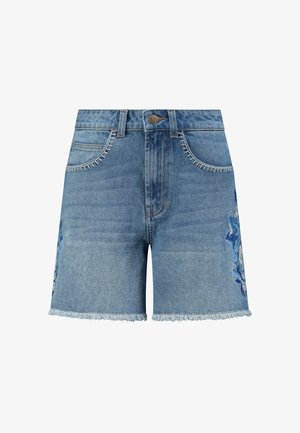 Heled sinine teksapükste lühikesed püksid, millel on kulunud serv. Vasakul küljel on lilleline tikand ja kontrastne õmblus taskute lähedal.