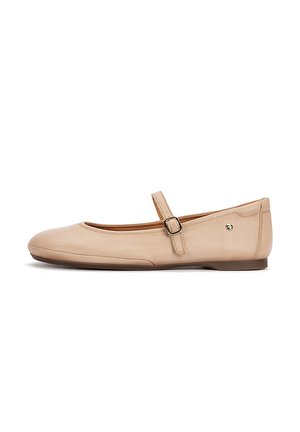 Zapato plano Mary Jane de cuero beige con correa ajustable de hebilla y suela marrón, mostrado de perfil sobre fondo blanco.