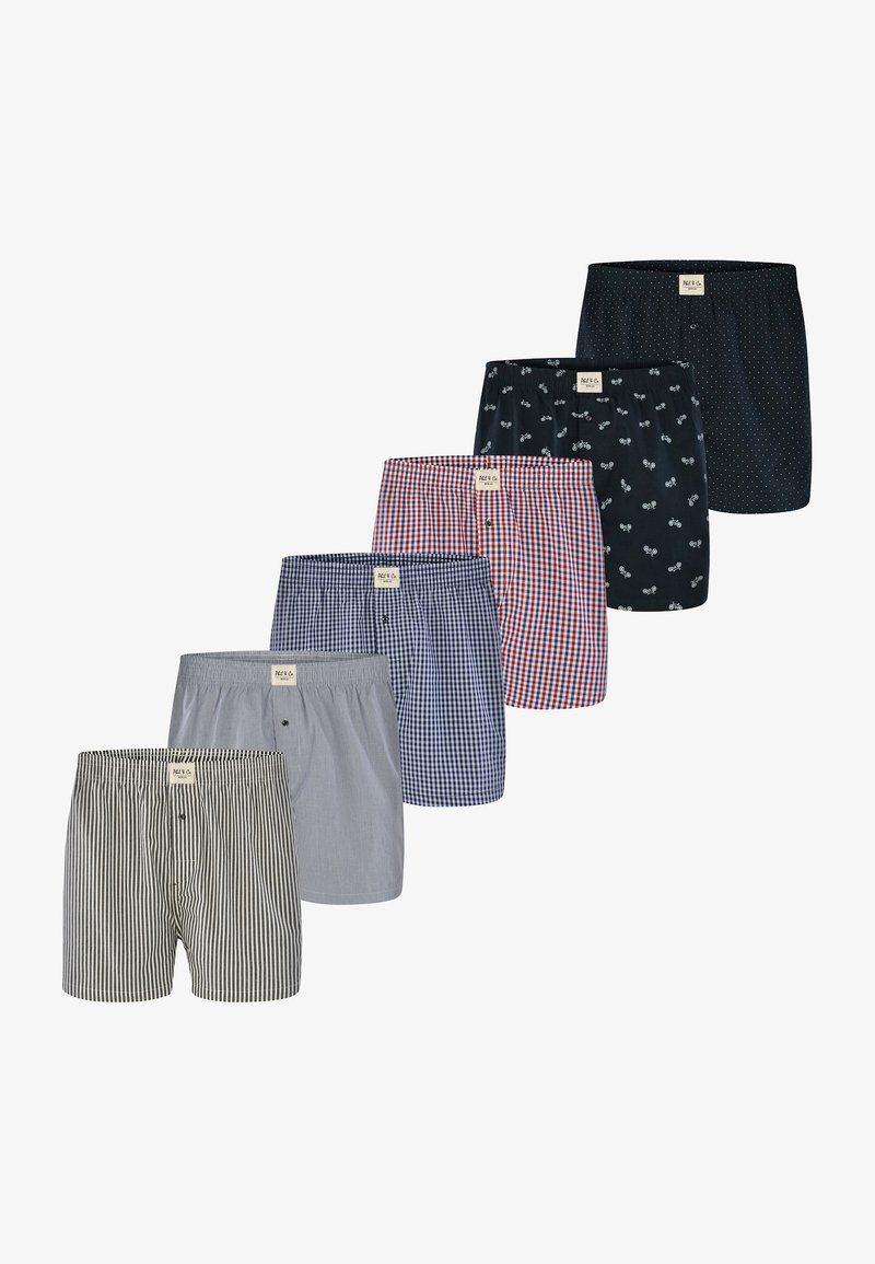 Set van boxershorts met vijf ontwerpen: gestreept, geruit, met stippen en met een patroon. Kleuren zijn marineblauw, grijs, rood en wit. Ieder stuk heeft een tailleband.
