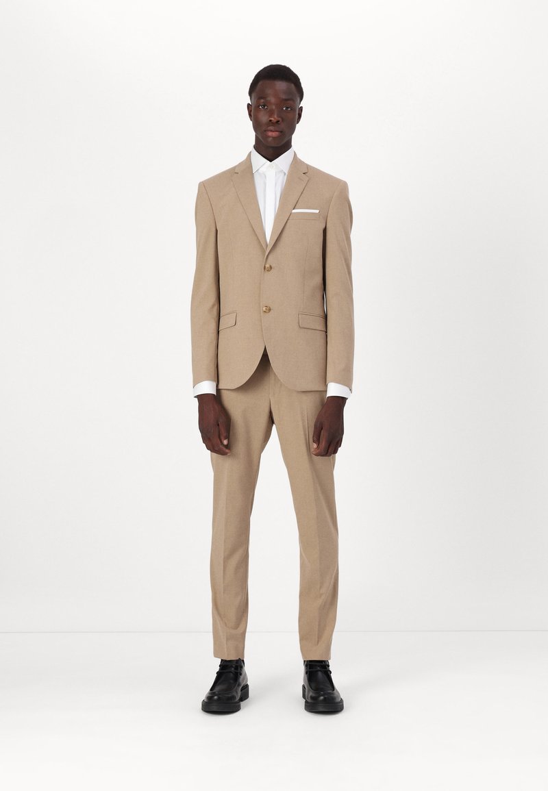 Isaac Dewhirst THE FASHION SUIT - Completo - light brown