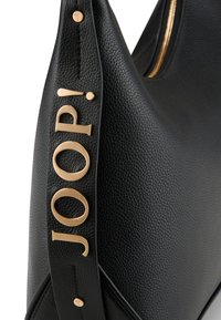 Borsa a tracolla nera in pelle con finitura testurizzata, caratterizzata da accessori dorati e la parola "JOOP!" in evidenza sul lato.