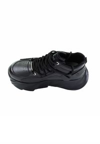 Czarne skórzane sneakersy z gładkim wykończeniem, zaokrąglonym noskiem, grubą podeszwą i wyraźnym systemem sznurowania z srebrnymi oczkami.